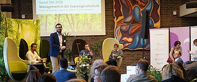 Der Social Talk brachte Praktiker und Wissenschaftler ins Gespräch. Unser Foto zeigt der Arena der Sozialpioniere am Nachmittag des Veranstaltungstages in Darmstadt. (Foto: medio.tv/Schlitt)