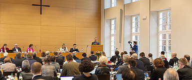 Blick in den Synodalsaal der Evangelischen Tagungsstätte Hofgeismar. (Foto: medio.tv/Schauderna)