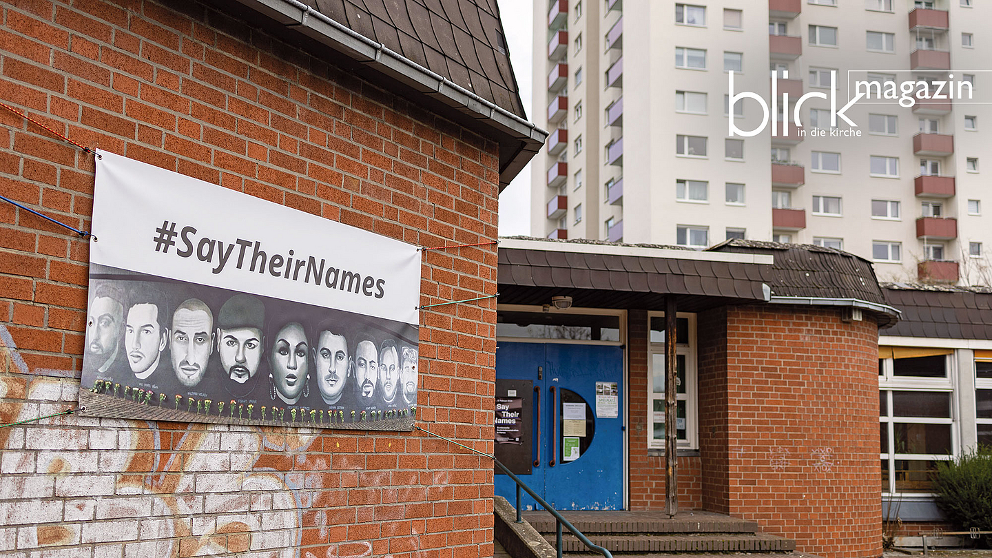 Am Eingang hängt ein Plakat an die Opfer der Hanauer Anschläge. Mit dem Hashtag #SayTheirNames (Sagt ihre Namen) soll die Erinnerung an die Ermordeten wachgehalten werden. 