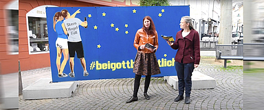 Die Fuldaer Pfarrerinnen Imke Leipold und Anke Mölleken vor einer der Graffiti-Wände in der Fuldaer Innenstadt. In einem eigenen Video-Impuls erklären die beiden, was es mit der Kunstaktion #beigottbrenntlicht auf sich hat. Das Video ist weiter unten zu finden. (Video: Evangelischer Kirchenkreis Hersfeld-Rotenburg)
