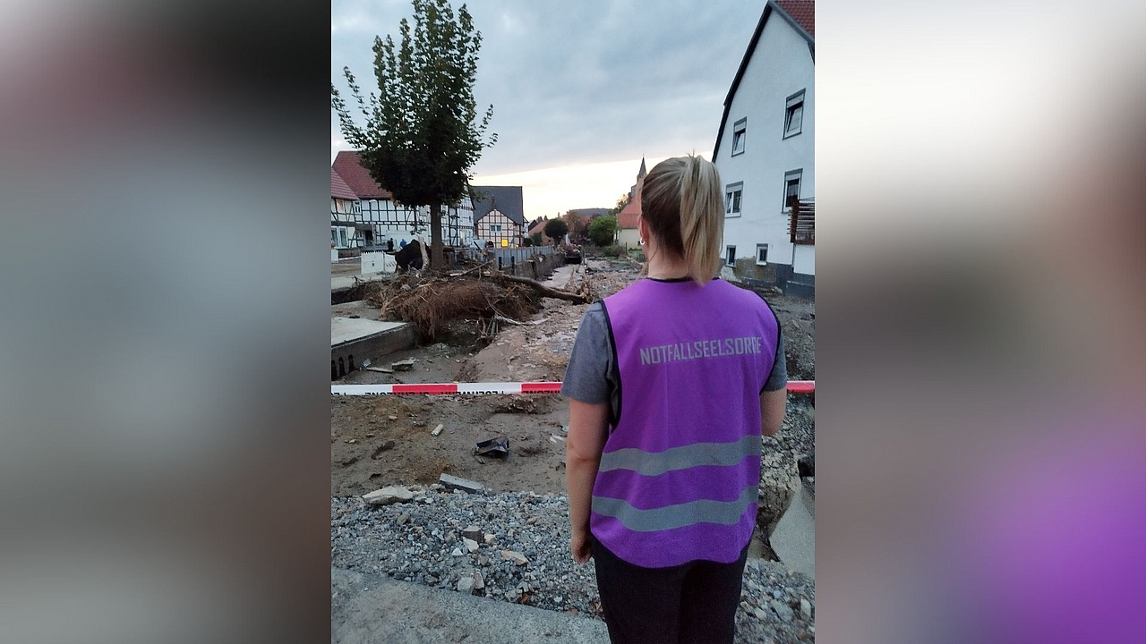 Eine Notfallseelsorgerin im Einsatz.