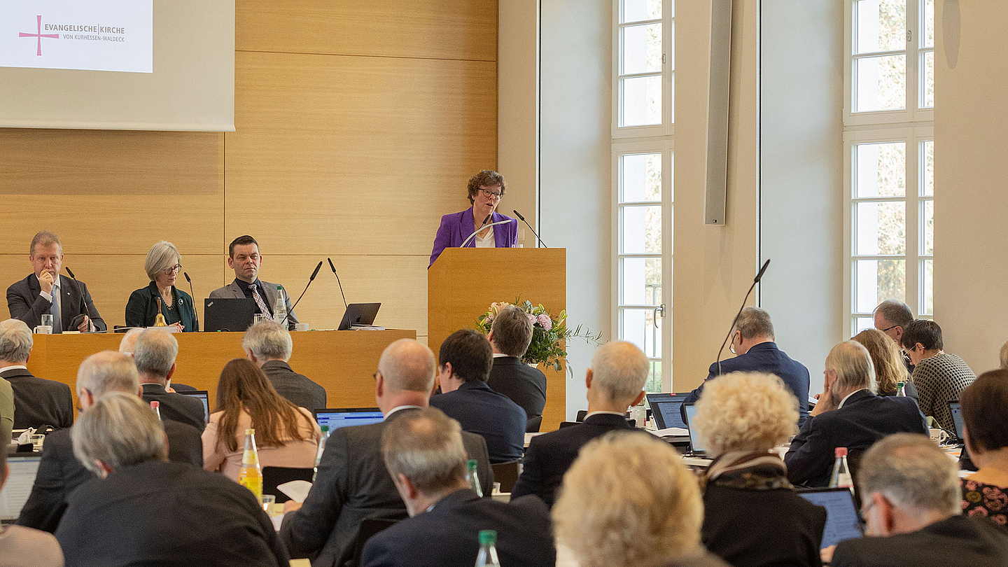 Bischöfin Dr. Beate Hofmann während ihres Berichts vor der Landessynode