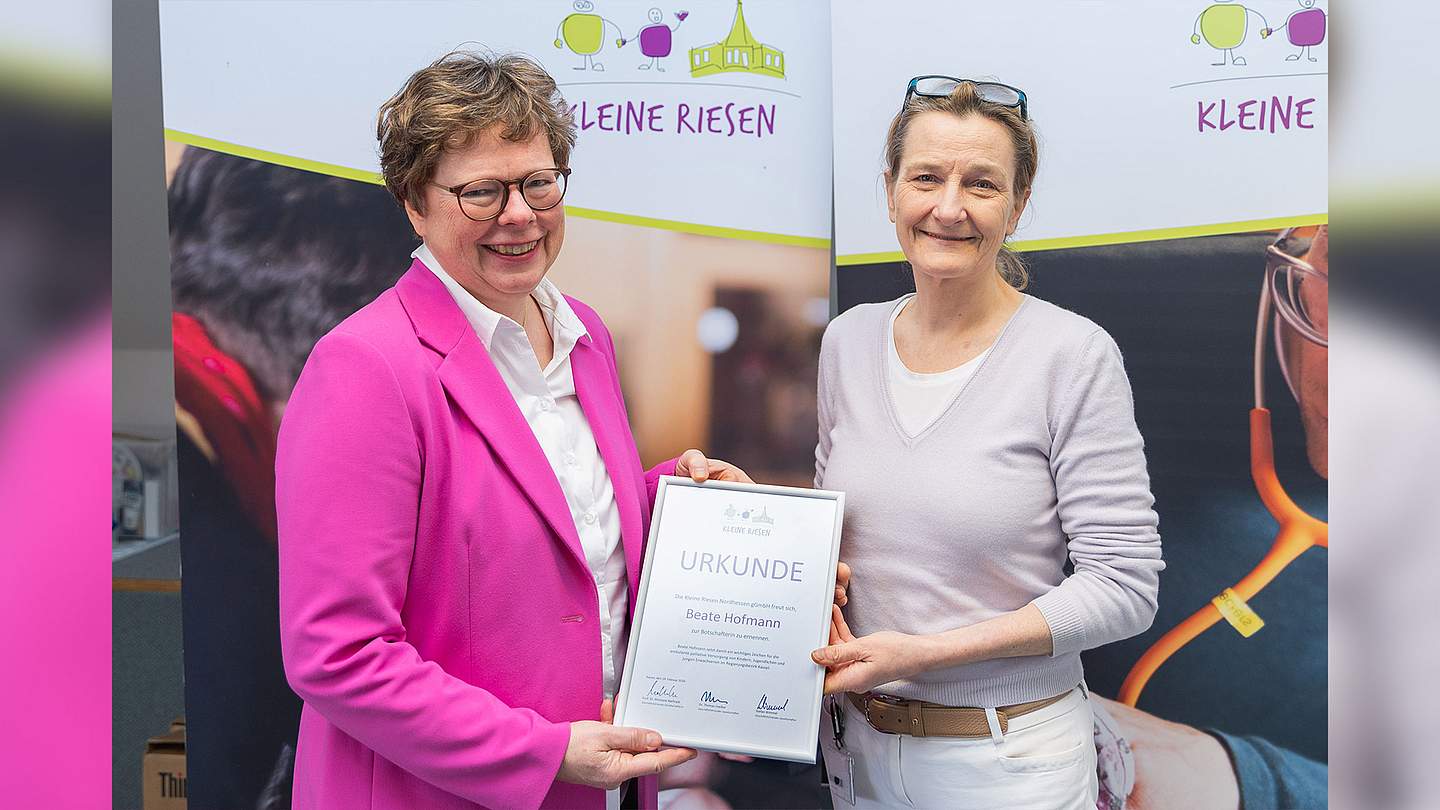 Bischöfin Dr. Beate Hofmann (l.) ist neue Botschafterin für die Kleinen Riesen. Unser Foto zeigt sie mit Prof. Dr. med. Michaela Nathrath, ehrenamtlich geschäftsführende Gesellschafterin