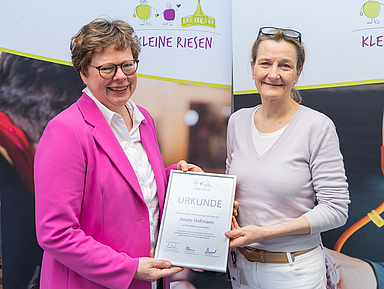 Bischöfin Dr. Beate Hofmann (l.) ist neue Botschafterin für die Kleinen Riesen. Unser Foto zeigt sie mit Prof. Dr. med. Michaela Nathrath, ehrenamtlich geschäftsführende Gesellschafterin