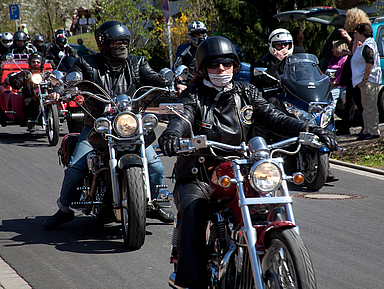 Saisoneröffnung in Niedergründau: Jedes Jahr nehmen viele Motorradfahrerinnen und -fahrer am Anlassen teil. 