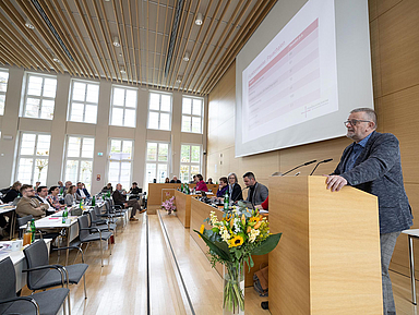 Die Synode setzte sich am Freitag und Samstag intensiv mit dem neuen Arbeitszeitmodell für Pfarrpersonen auseinander. Unser Foto zeigt Pfarrer Andreas Rohnke bei der Erläuterung der neuen Regelung. 