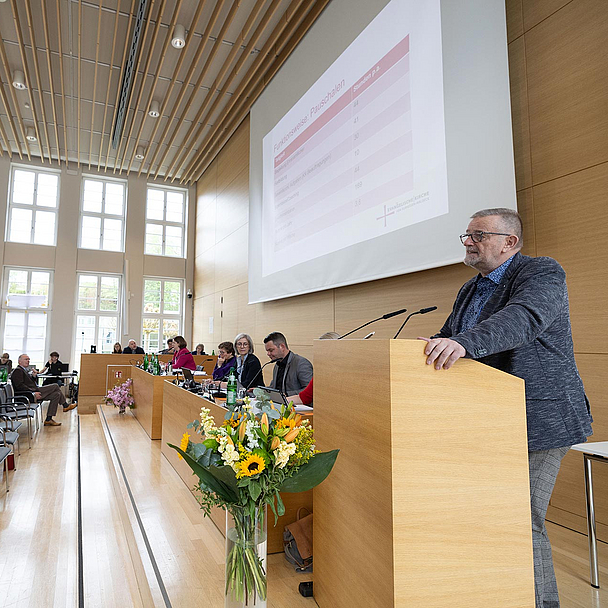 Die Synode setzte sich am Freitag und Samstag intensiv mit dem neuen Arbeitszeitmodell für Pfarrpersonen auseinander. Unser Foto zeigt Pfarrer Andreas Rohnke bei der Erläuterung der neuen Regelung. 