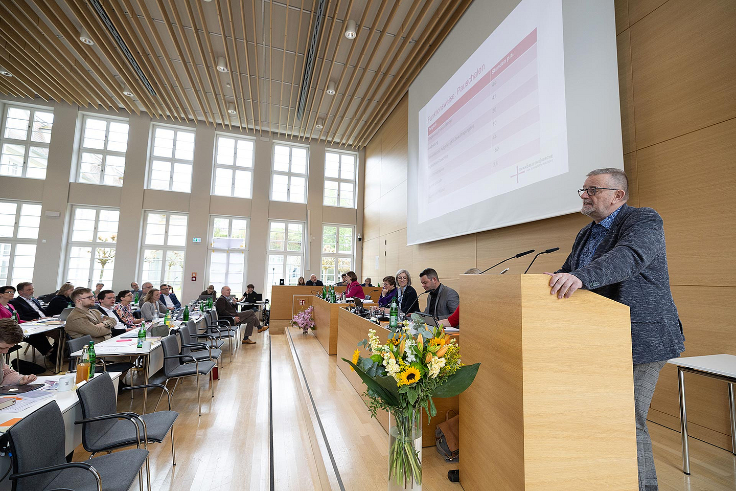 Die Synode setzte sich am Freitag und Samstag intensiv mit dem neuen Arbeitszeitmodell für Pfarrpersonen auseinander. Unser Foto zeigt Pfarrer Andreas Rohnke bei der Erläuterung der neuen Regelung. 
