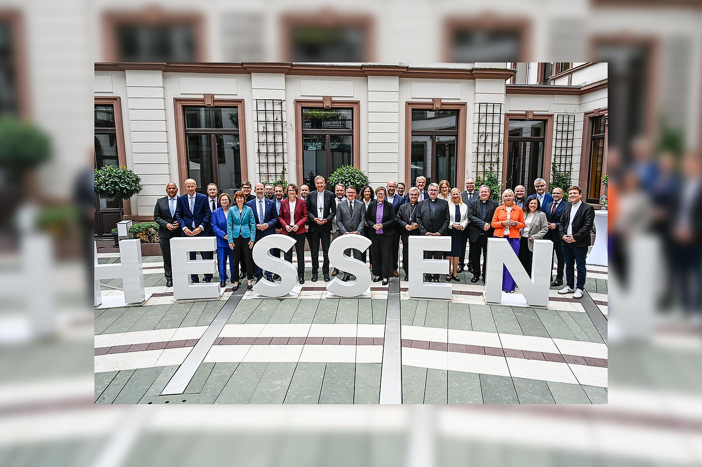 Die Teilnehmenden des Spitzengesprächs zwischen der Landesregierung und den Leitungen der evangelischen Kirchen und katholischen Bistümer in Wiesbaden. Die Teilnehmenden des Spitzengesprächs zwischen der Landesregierung und den Leitungen der evangelischen Kirchen und katholischen Bistümer in Wiesbaden.