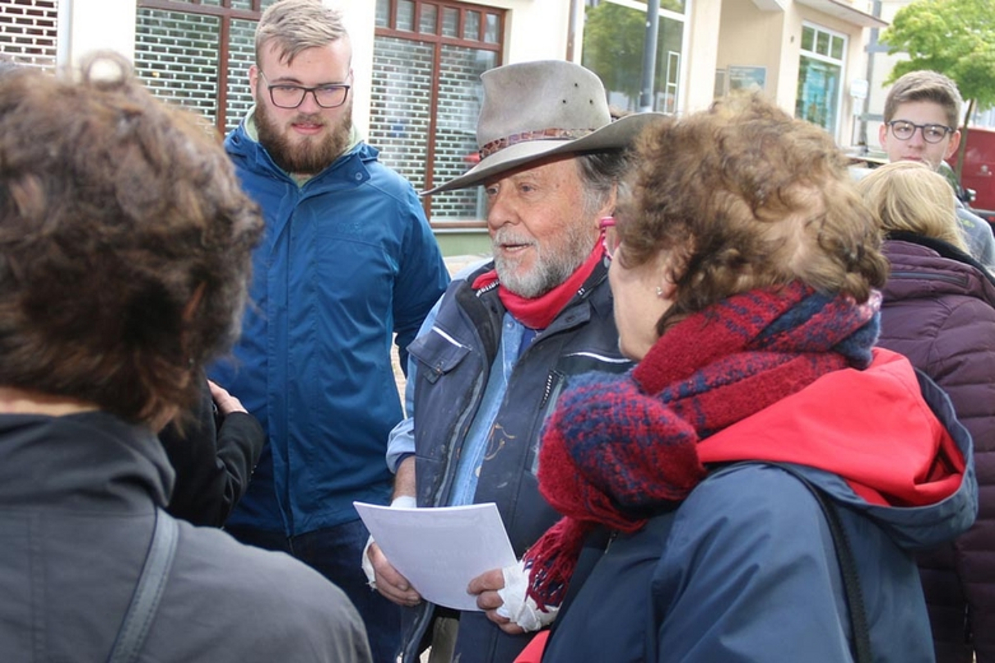 Künstler Gunter Demnig im Gespräch - Verlegung von Stolpersteinen durch den Künstler Gunter Demnig am 4. Mai 2019 in Schwalstadt-Treysa. (Foto: Uli Köster/Treysa)