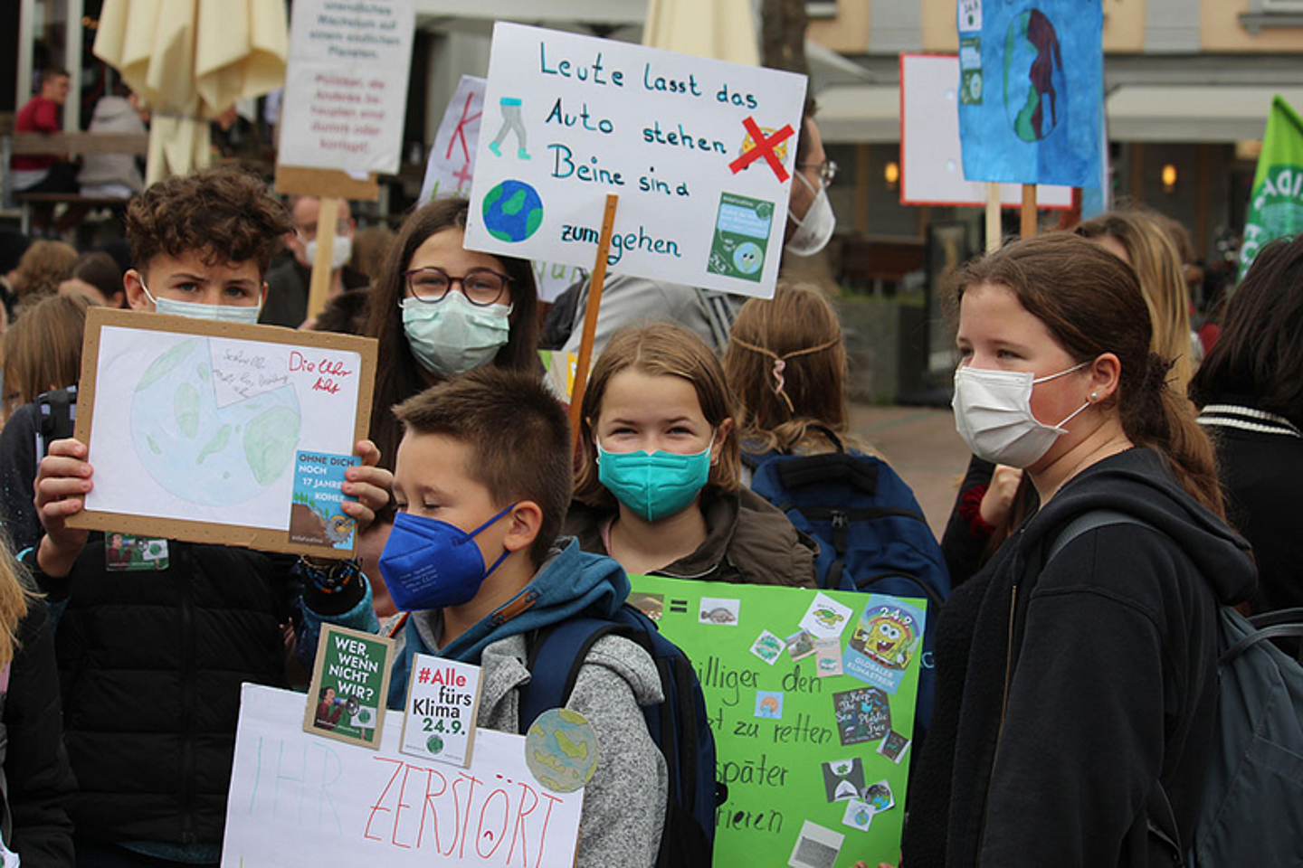 Teilnehmende der Kundgebung auf dem Bahnhofsplatz in Fulda mit anschließendem Protestzug. (Foto: Claudia Pfannemüller)