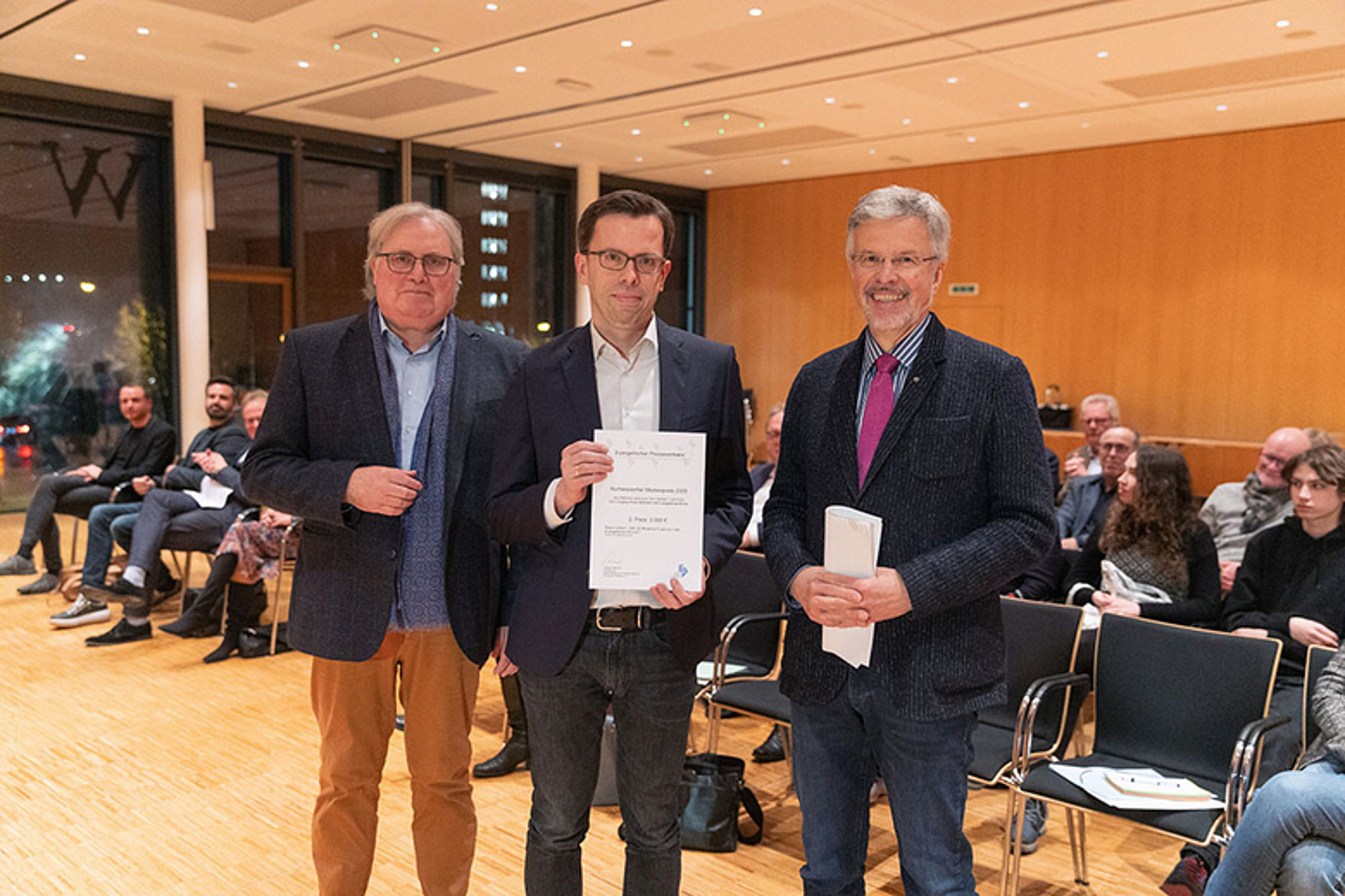 2. Preis: Raoul Löbbert (Mitte), Chefkorrespondent Christ und Welt), Laudator: Dr. Peter Masuch (r.), Präsident des Bundessozialgerichts a.D. und Dekan i.R. Jürgen Renner (l.), Vorsitzender des Ev. Presseverbandes der EKKW 
