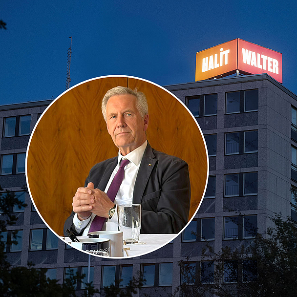 In Kassels Innenstadt, auf dem Dach des Regierungspräsidiums, befindet sich das Kunstwerk 86° WALTER HALİT. Es erinnert seit 2025 an die von Rechtsextremisten ermordeten Kasseler, den 2006 ermordeten Internetcafé-Betreiber Halit Yozgat und den 2019 ermordeten Regierungspräsidenten Walter Lübcke. Im Vordergrund ist der ehemalige Bundespräsident Christian Wulff während des Interviews zu sehen.