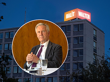 In Kassels Innenstadt, auf dem Dach des Regierungspräsidiums, befindet sich das Kunstwerk 86° WALTER HALİT. Es erinnert seit 2025 an die von Rechtsextremisten ermordeten Kasseler, den 2006 ermordeten Internetcafé-Betreiber Halit Yozgat und den 2019 ermordeten Regierungspräsidenten Walter Lübcke. Im Vordergrund ist der ehemalige Bundespräsident Christian Wulff während des Interviews zu sehen.