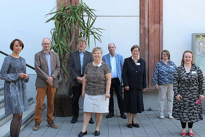 Der neue Vorstand des GAW (v.l.): Birgit Hamrich, Thomas Dilger, Jochen Emde, Inge Rühl, Thorsten Gerhold, Ulrike Combe-von-Nauthusius, Janina Richter, Elisa Schneider (Foto: medio.tv/Pongratz)