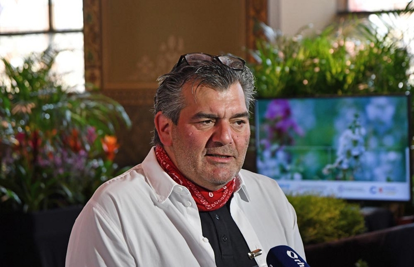 Der Frankfurter Künstler Parviz Mir-Ali sorgte für die multimediale Gestaltung in der Kirche. (Foto: EKHN)