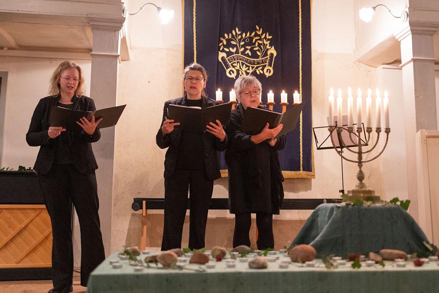 Den musikalischen Rahmen gestalteten Yvonne Schmidt-Volkwein, Anne Petrossow und Renate Walprecht.
