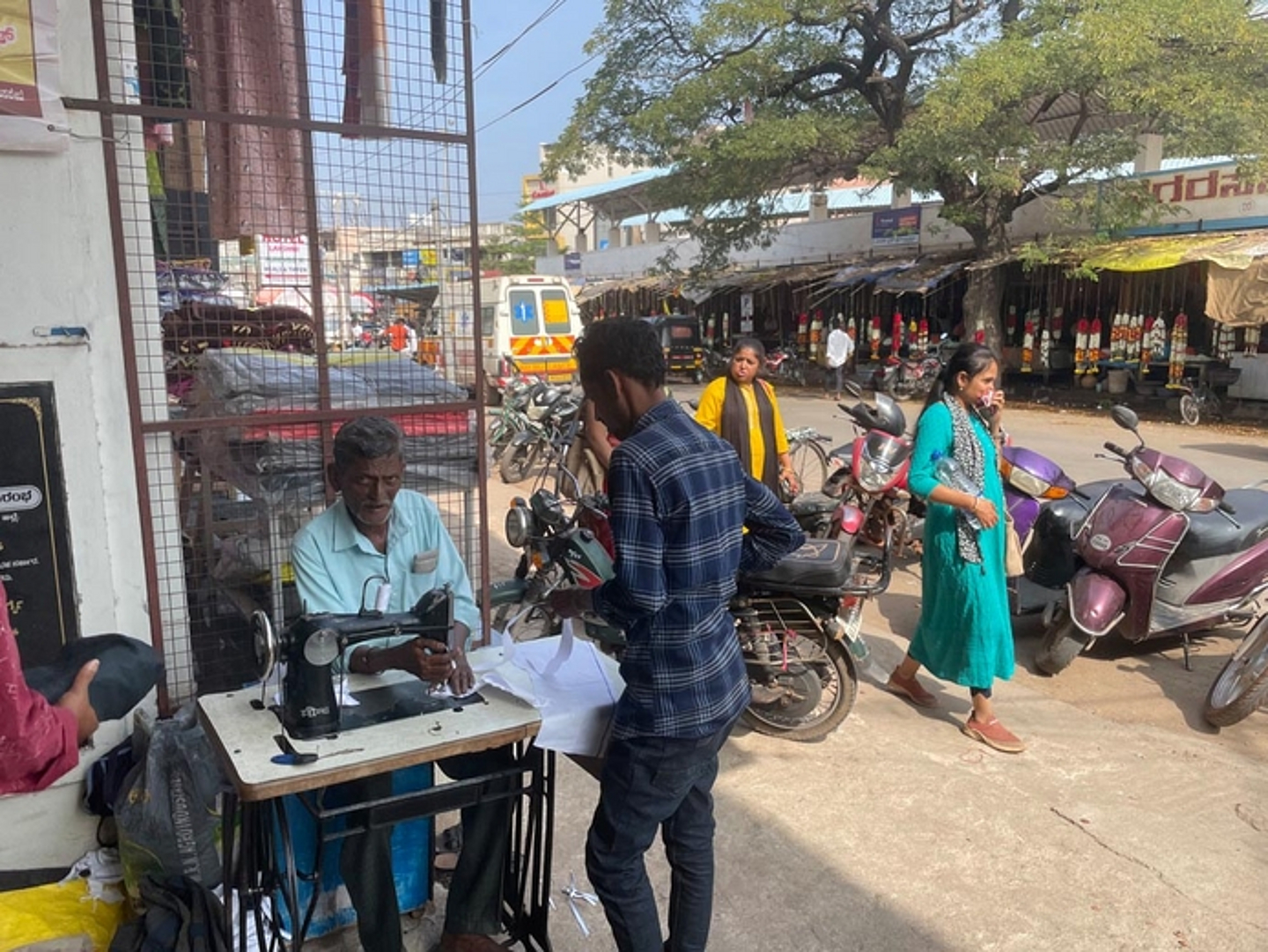 Am 13. Januar: Straßenszene in Hubli mit Schneider. (Foto: Müller)