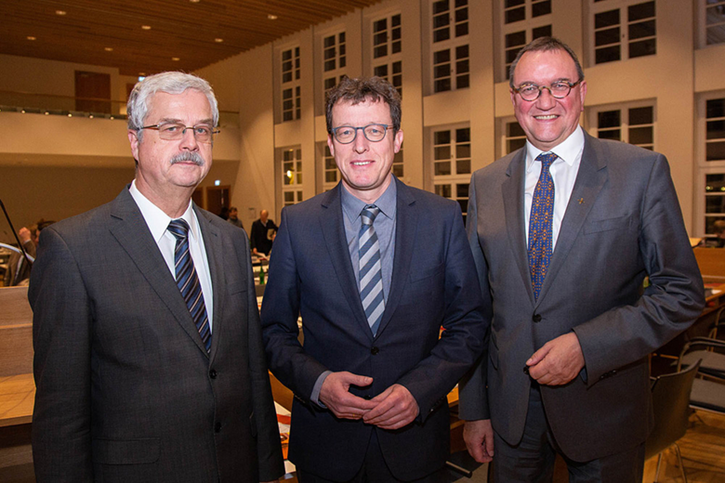 OKR Dr. theol. Ralph Charbonnier (Mitte, Kirchenamt der EKD) mit Präses Kirchenrat Dr. Thomas Dittmann (l.) und Bischof Prof. Dr. Martin Hein (r.)