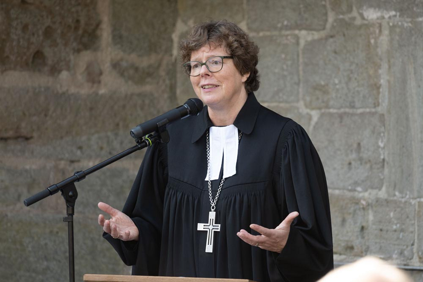 Bischöfin Dr. Beate Hofmann predigte im Gottesdienst im Innenhof des Klosters.