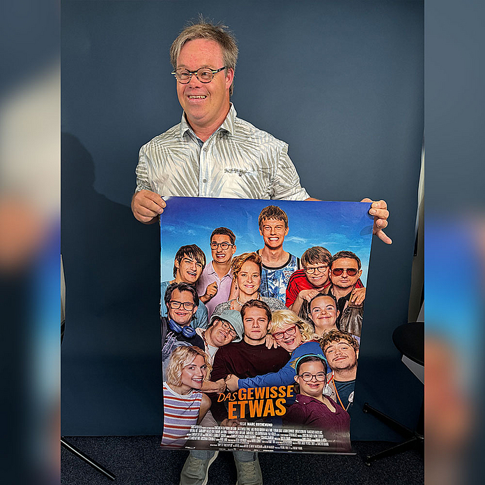 Jan Bobke mit dem Filmplakat von „Das gewisse Etwas“ Jan Bobke mit dem Filmplakat von „Das gewisse Etwas“