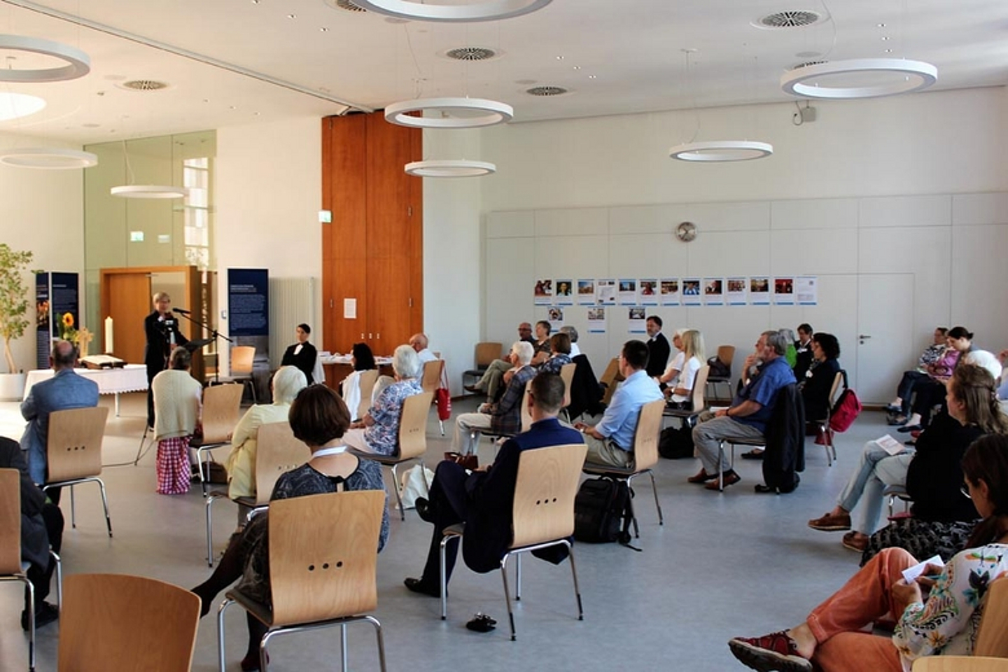 Unter dem Titel «Die Diaspora am Nebentisch» ging es am 3. Juli 2021 bei einem Studientag in Hanau in der Alten Johanneskirche um die Arbeit der Diaspora-Kirchen weltweit und regional. (Foto: medio.tv/Pongratz)
