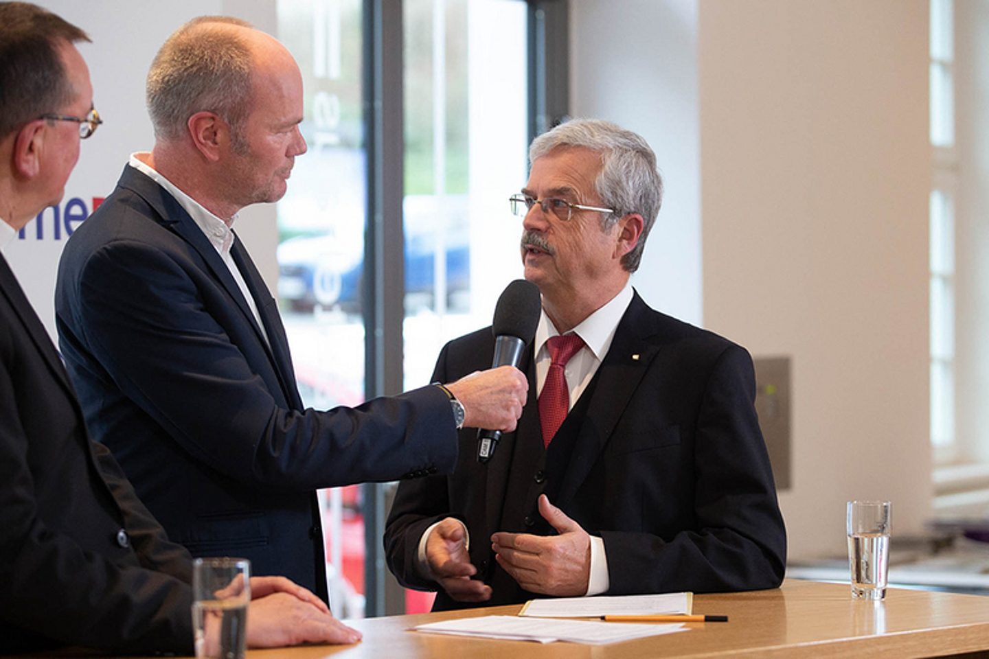Interview am Medienhausstand zum Thema Ehrenamt mit Bischof Prof. Dr. Martin Hein (l.) und Präses Kirchenrat Dr. Thomas Dittmann (r.) durch den Leiter des Medienhauses der EKKW, Pfarrer Christian Fischer (Mitte)