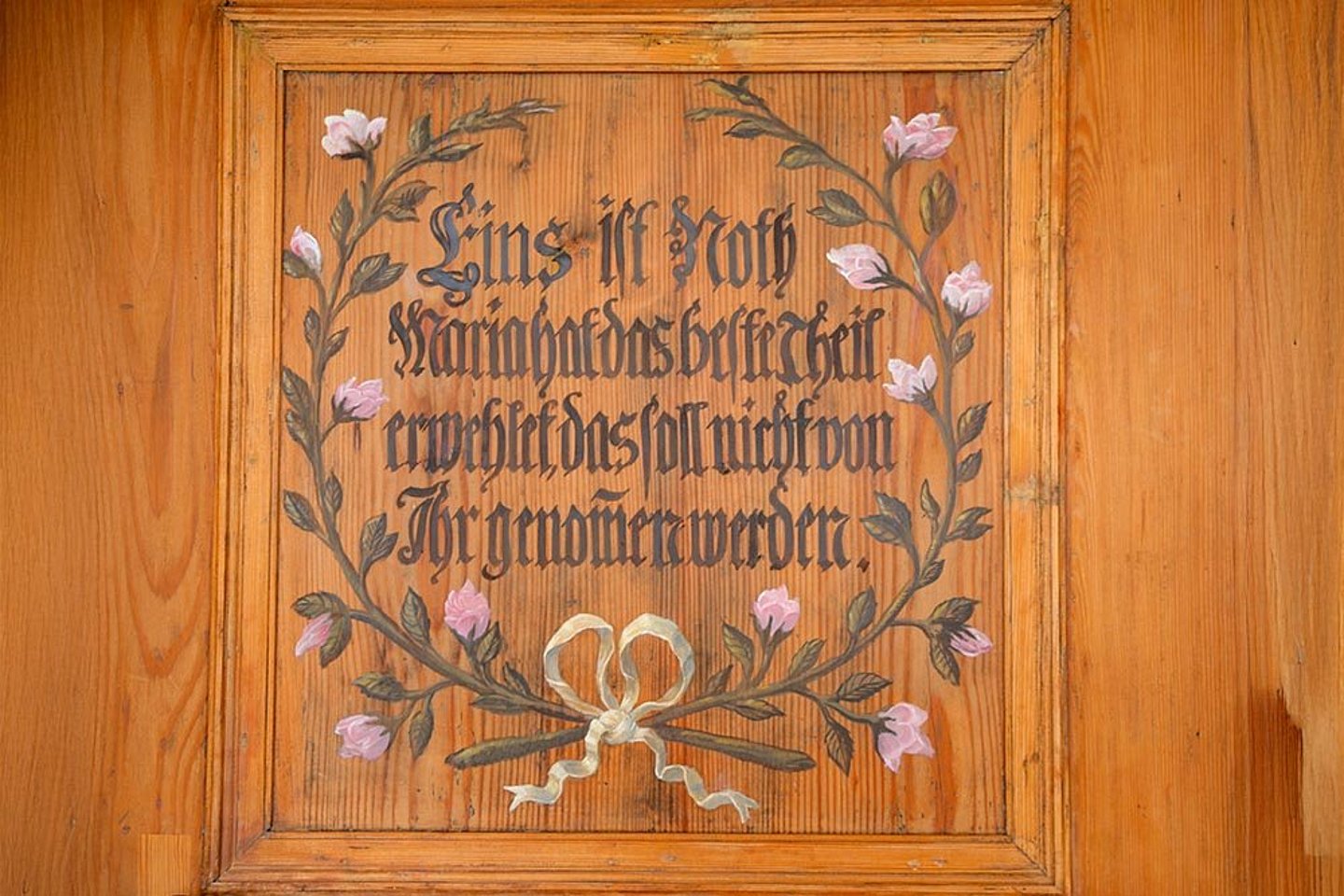Detailansicht der Tür mit der ersten Losung im Zinzendorf-Schloss in Berthelsdorf in der sächsischen Oberlausitz.