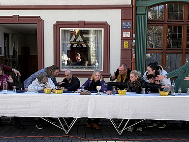 Die Darstellenden spielten das berühmte Abendmahl-Gemälde von Leonardo da Vinci in der Innenstadt von Fulda nach.