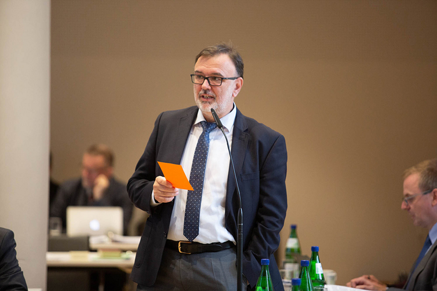Pfarrer Frieder Brack (Witzenhausen) mit seinem Bericht aus einer Arbeitsgruppe zum Finanzbericht von Vizepräsident Dr. Volker Knöppel