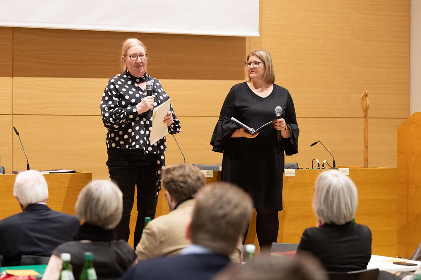 Andacht vor Beginn der Preisverleihung: Katharina Scholl und Michaela Weiß
