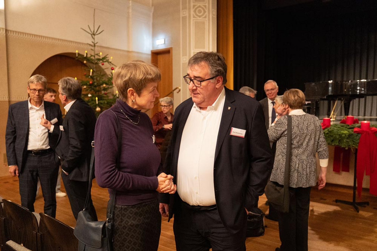 Prof. Dr. Ute Clement (Präsidentin der Universität Kassel) mit Regierungspräsident Mark Weinmeister (RP Kassel) Prof. Dr. Ute Clement (Präsidentin der Universität Kassel) mit Regierungspräsident Mark Weinmeister (RP Kassel)