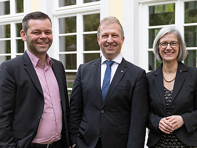 Der neue Synodalvorstand (v.l.): Pfarrer Kristof Weisheit (2.Beisitzer), Präses Dr. Michael Schneider, Kirchenrätin und Dr. Isabel Schneider-Wölfinger (1.Beisitzerin)