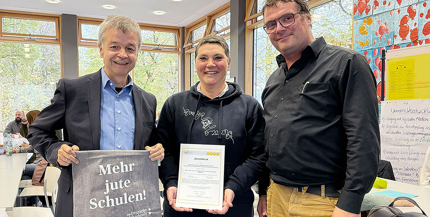 Übergabe des Zertifikats im Oktober 2025 (v.l.): Dr. Klaus Wild (Geschäftsführer des KSE), Schulleiterin Dr. Anke Holl und Schulleiter Martin Michel (beide Melanchthon-Schule) Übergabe des Zertifikats im Oktober 2025 (v.l.): Dr. Klaus Wild (Geschäftsführer des KSE), Schulleiterin Dr. Anke Holl und Schulleiter Martin Michel (beide Melanchthon-Schule)