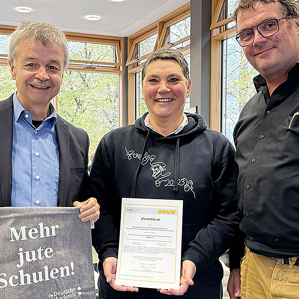 Übergabe des Zertifikats im Oktober 2025 (v.l.): Dr. Klaus Wild (Geschäftsführer des KSE), Schulleiterin Dr. Anke Holl und Schulleiter Martin Michel (beide Melanchthon-Schule)