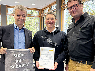 Übergabe des Zertifikats im Oktober 2025 (v.l.): Dr. Klaus Wild (Geschäftsführer des KSE), Schulleiterin Dr. Anke Holl und Schulleiter Martin Michel (beide Melanchthon-Schule)