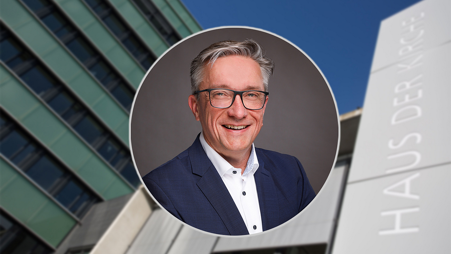 Unser Foto zeigt den neuen Leiter der Stabsstelle Kommunikation der EKKW, Bernd Bark. Im Hintergrund ist das Haus der Kirche in Kassel zu sehen. 