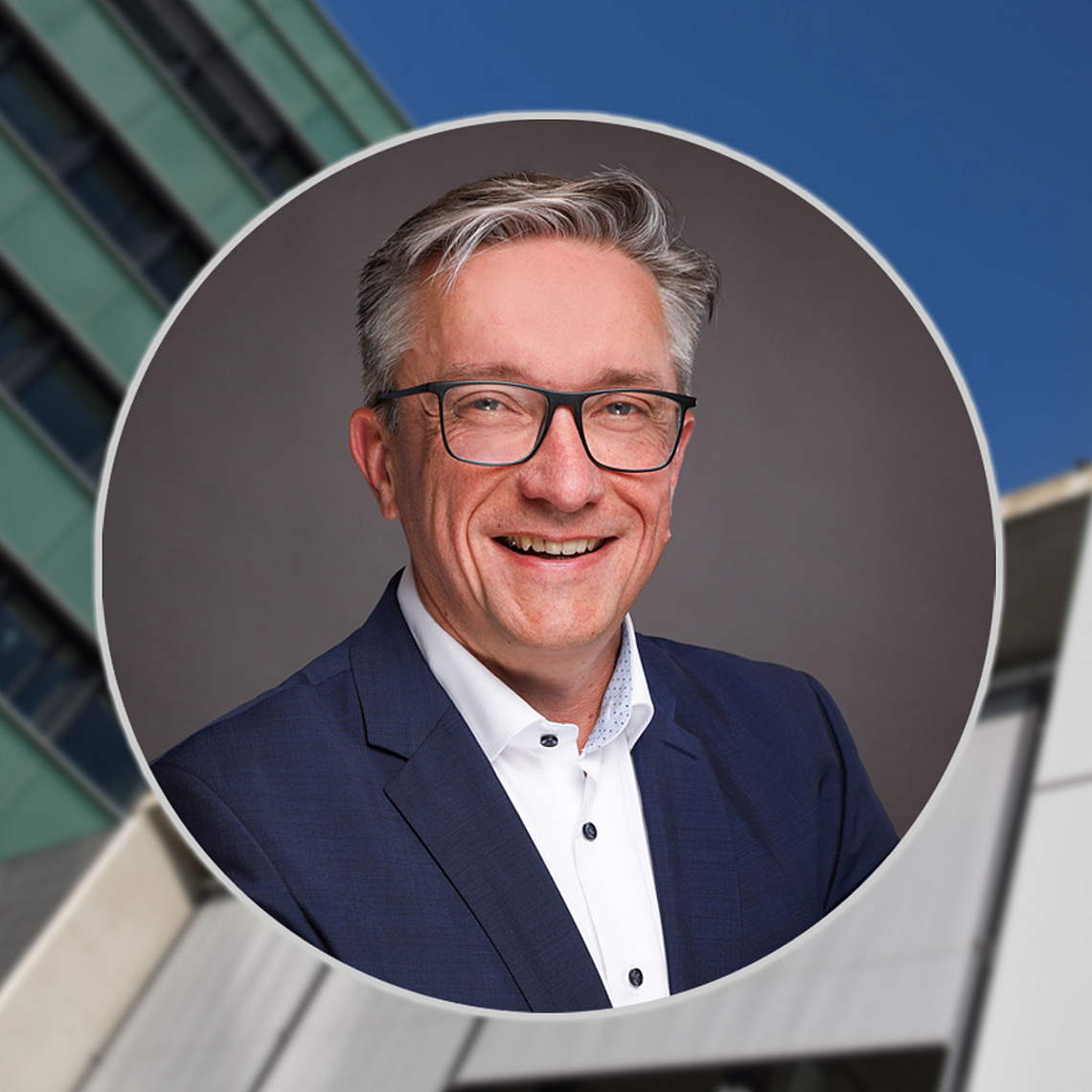 Unser Foto zeigt den neuen Leiter der Stabsstelle Kommunikation der EKKW, Bernd Bark. Im Hintergrund ist das Haus der Kirche in Kassel zu sehen. 