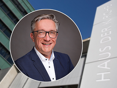 Unser Foto zeigt den neuen Leiter der Stabsstelle Kommunikation der EKKW, Bernd Bark. Im Hintergrund ist das Haus der Kirche in Kassel zu sehen. 