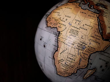 Ausschnitt eines Globus mit dem Sudan und angrenzenden Ländern in Nordostafrika Der Sudan auf einem beleuchteten Globus. Die Aufnahme zeigt das nordostafrikanische Land im regionalen Kontext und verweist auf die humanitäre Krise sowie die Hilfsmaßnahmen für die von Krieg und Vertreibung betroffenen Menschen.