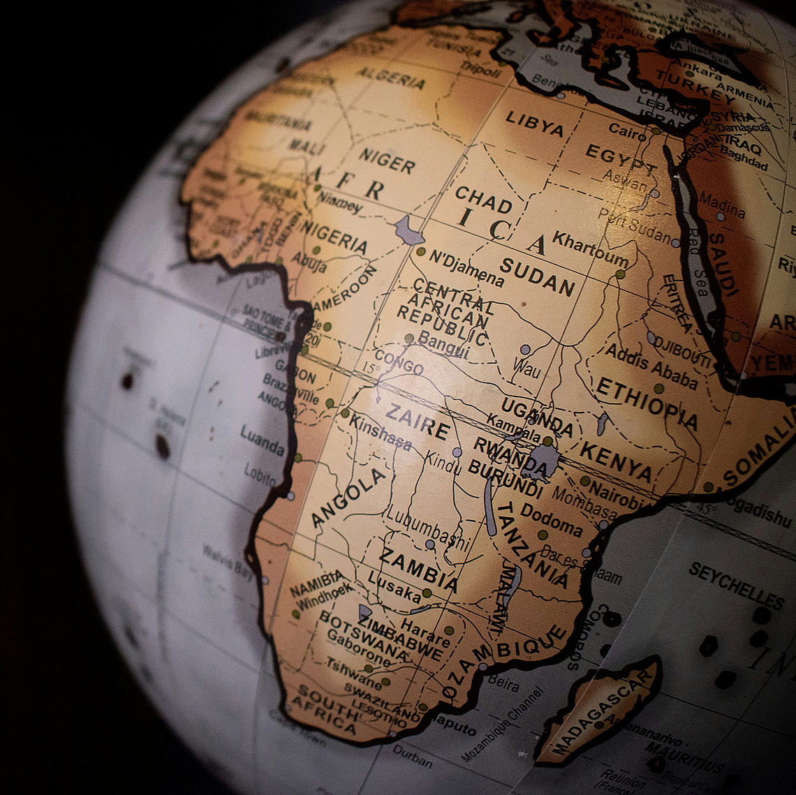 Der Sudan auf einem beleuchteten Globus. Die Aufnahme zeigt das nordostafrikanische Land im regionalen Kontext und verweist auf die humanitäre Krise sowie die Hilfsmaßnahmen für die von Krieg und Vertreibung betroffenen Menschen.