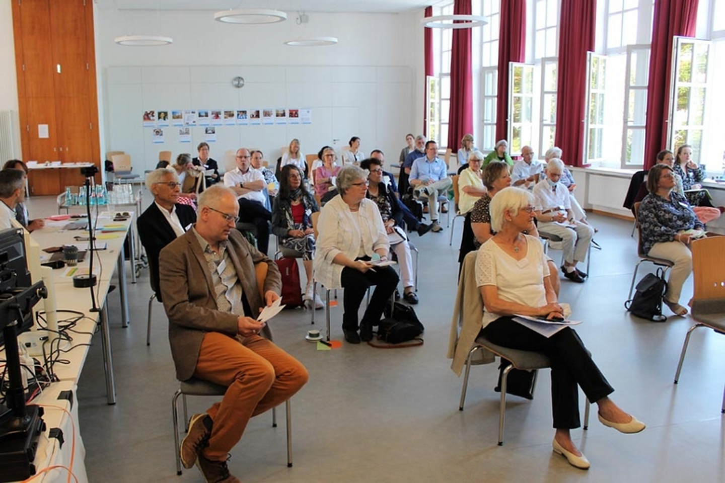Unter dem Titel «Die Diaspora am Nebentisch» ging es am 3. Juli 2021 bei einem Studientag in Hanau in der Alten Johanneskirche um die Arbeit der Diaspora-Kirchen weltweit und regional. (Foto: medio.tv/Pongratz)