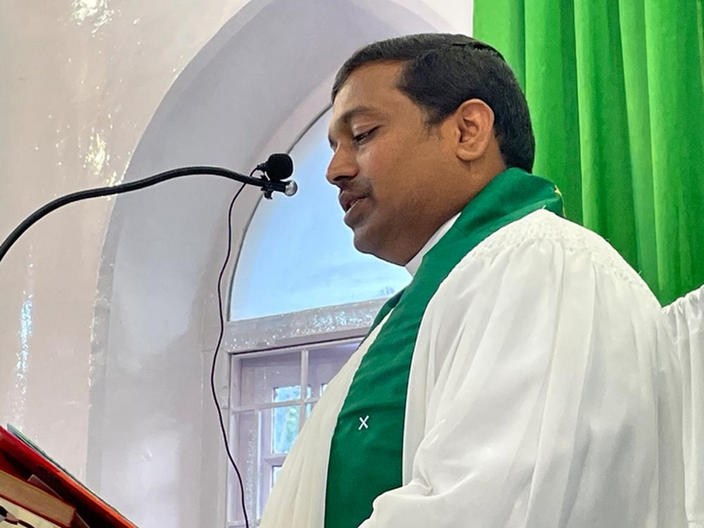 Am 14. Januar: Pfarrer Sunil Kumar während der Liturgie in Hebich Memorial Church, Dharwad. (Foto: Müller)