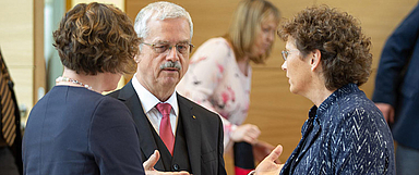 Präses Dr. Dittmann im Gespräch mit den beiden Kandidatinnen im Synodalsaal in Hofgeismar. (Foto: medio.tv/Schauderna)