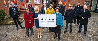 Startschuss für neues Projekt Spiel(t)raum: die Kooperationspartner vor der entwidmeten Herrenwaldkirche in Stadtallendorf. (Foto: Frank Wagner/Kirchenkreis Kirchhain)