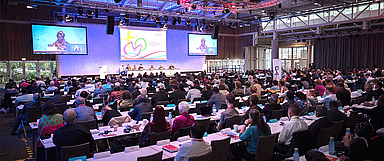 Neun Tage lang wollen Delegierte aus den Weltkirchen neben religiösen Themen aktuelle Zeitfragen wie die Folgen des Ukraine-Kriegs, der Corona-Pandemie und des Klimawandels besprechen. Der Weltkirchenrat ist eine Gemeinschaft von 352 Kirchen, die nach eigenen Angaben weltweit über 580 Millionen nicht-katholische Christinnen und Christen vertritt. (Foto: Albin Hillert/WCC)