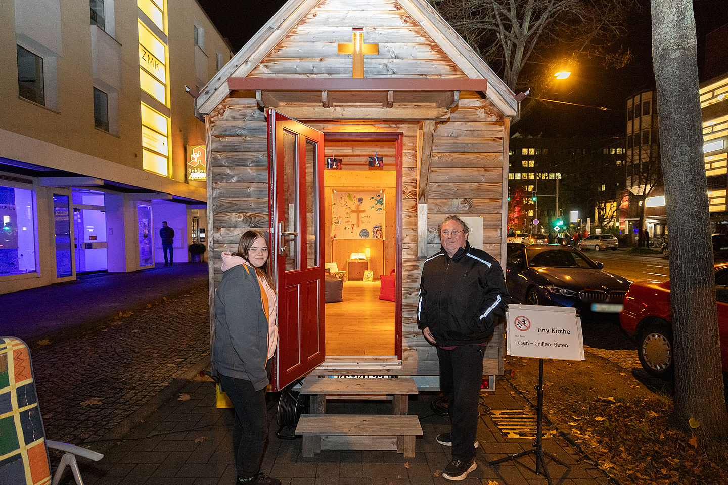 An der dritten Segenshaltestelle an der Ecke Wilhelmshöher Allee/Heinrich-Wimmer-Straße öffnete die Tiny-Church ihre Pforten.
Foto: medio.tv/Schauderna