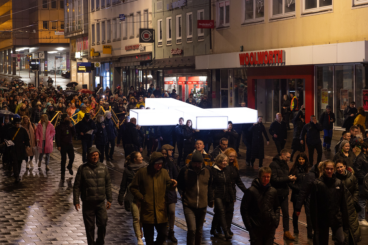 Kreuzträgerinnen und Prozessionsteilnehmerinnen auf dem Weg durch Kassel. 