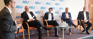 Die Digitalisierung im Fokus (v.l.): Daniel Hoster (Vorstandsmitglied des AEU), Friedhelm Wachs (2. Vorsitzender des AEU), Paul Wilhelm von Preußen (Commerzbank), Bernd Hanheiser (Unternehmer) und Bischof Martin Hein (Foto: Genthe)