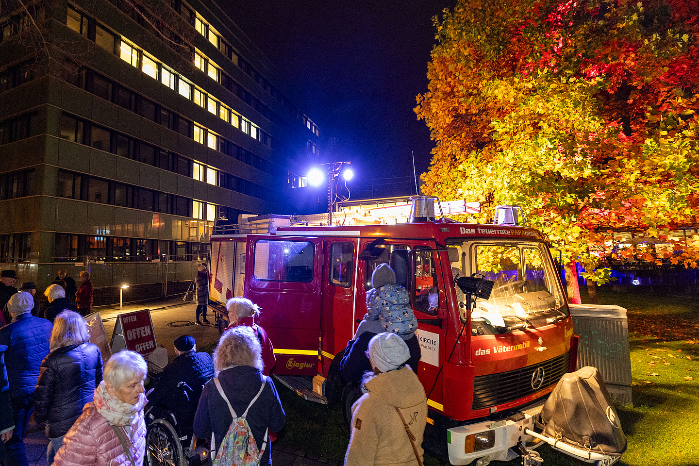 Gute Stimmung gab es auch vor dem Haus der Kirche mit dem feuerroten Papa-Mobil, Cocktails und einem Imbiss. 
Foto: medio.tv/Schauderna